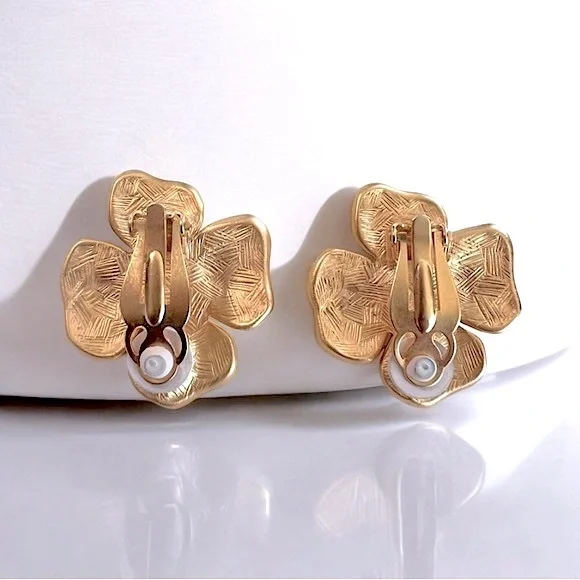 Vintage 80s GIVENCHY Matte Gold Plated Flower Pearl Clip On Statement Earrings - Picture 6 of 17